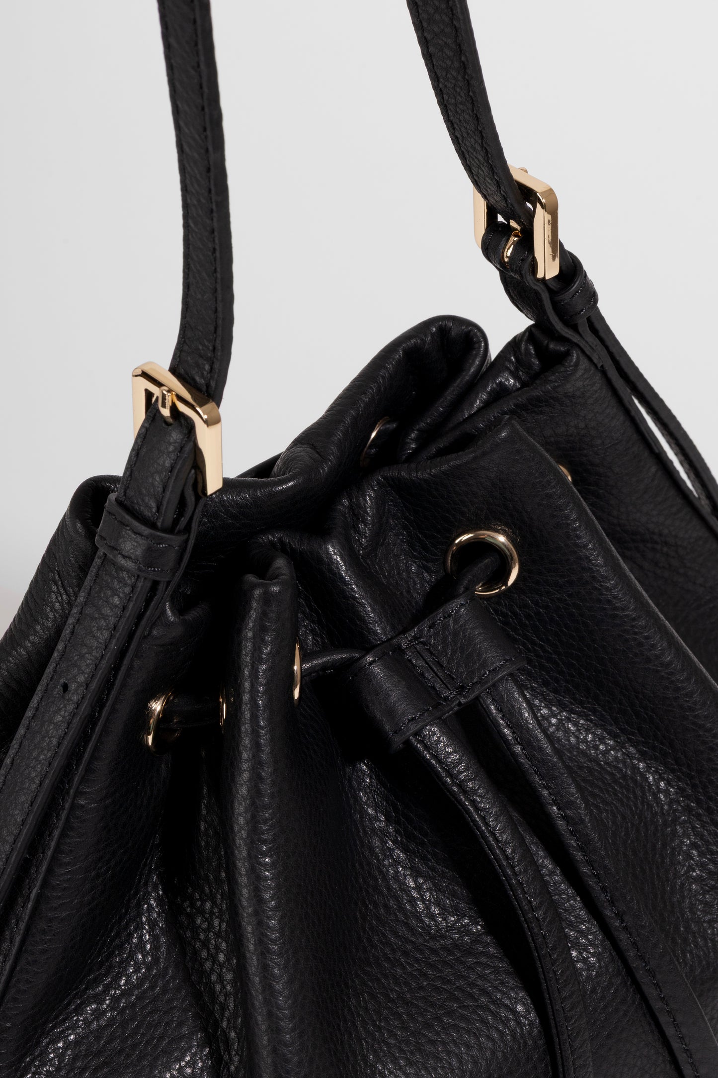 Sorella Bucket – Siyah Hakiki Deri Bucket Omuz Çantası