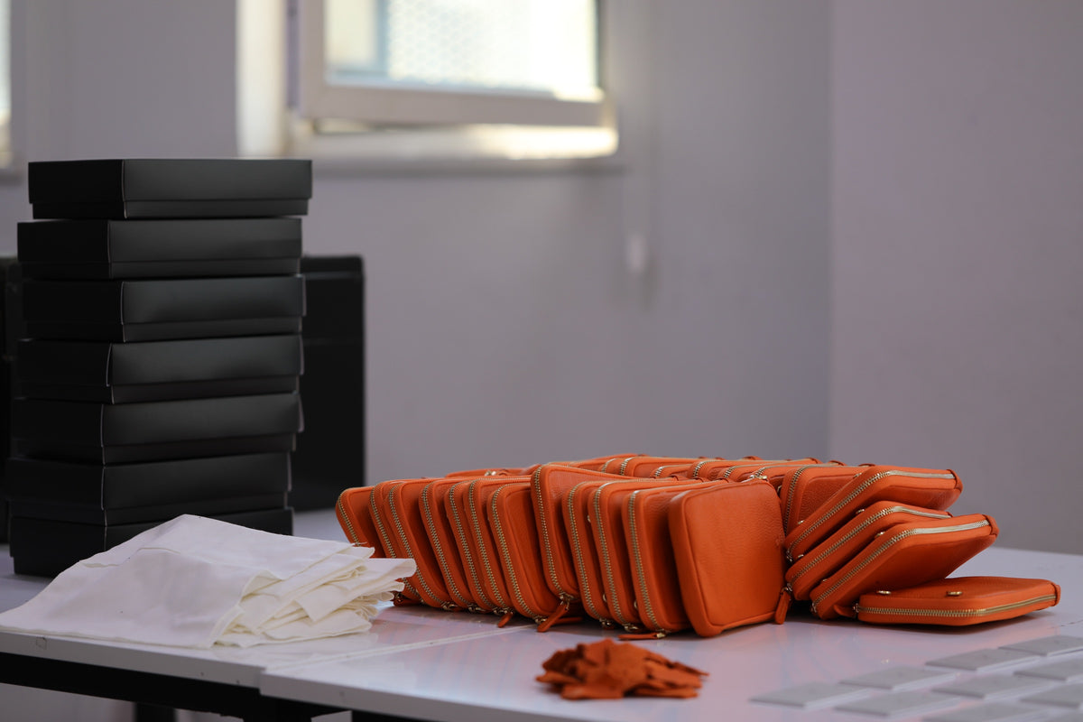 Atölyede deri işçiliği